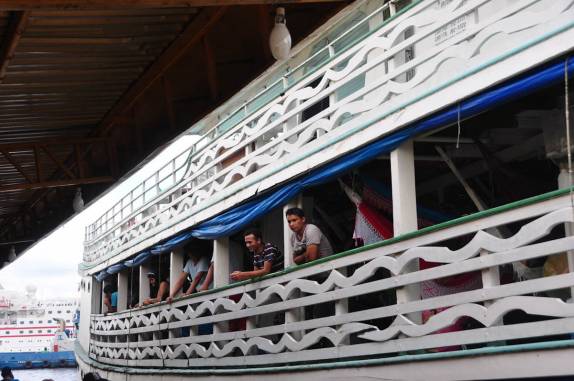 Barco, passageiros e redes prontos para zarpar de Manaus - AM